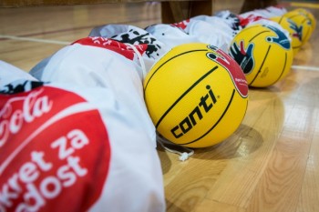 Coca-cola obezbedila sportsku opremu za sve škole pogođene poplavama