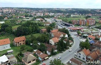 Председник Србије уручио  кључеве породицама у Убу
